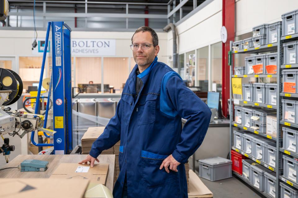 Medewerker in blauwe overal bij Bison