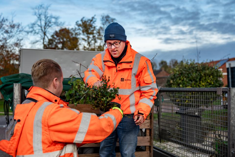 Medewerkers groenvoorziening aan het werk