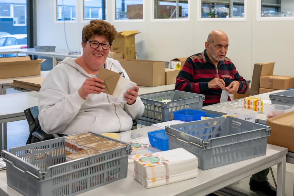 Medewerkers productie aan het inpakken bij De Betho 