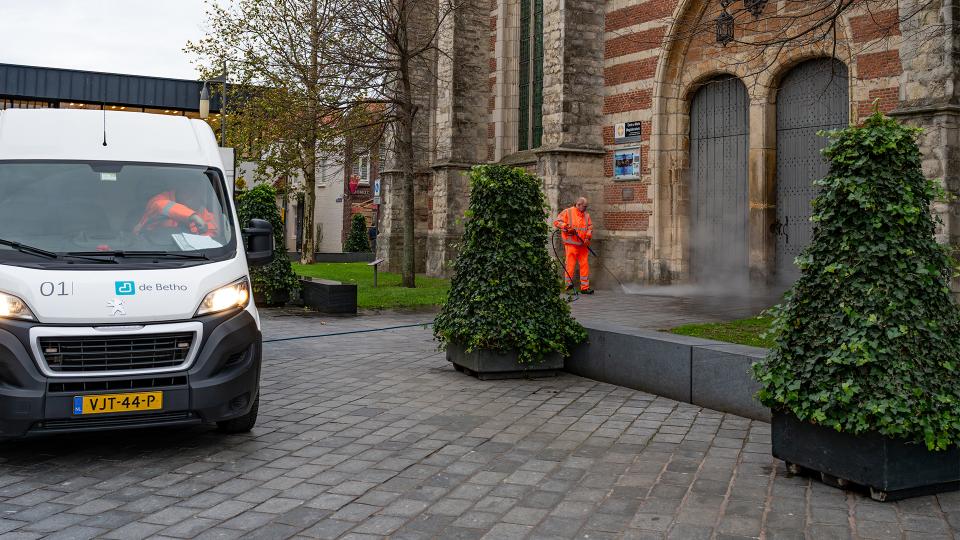 Medewerker De Betho aan het schoonmaken in de binnenstad