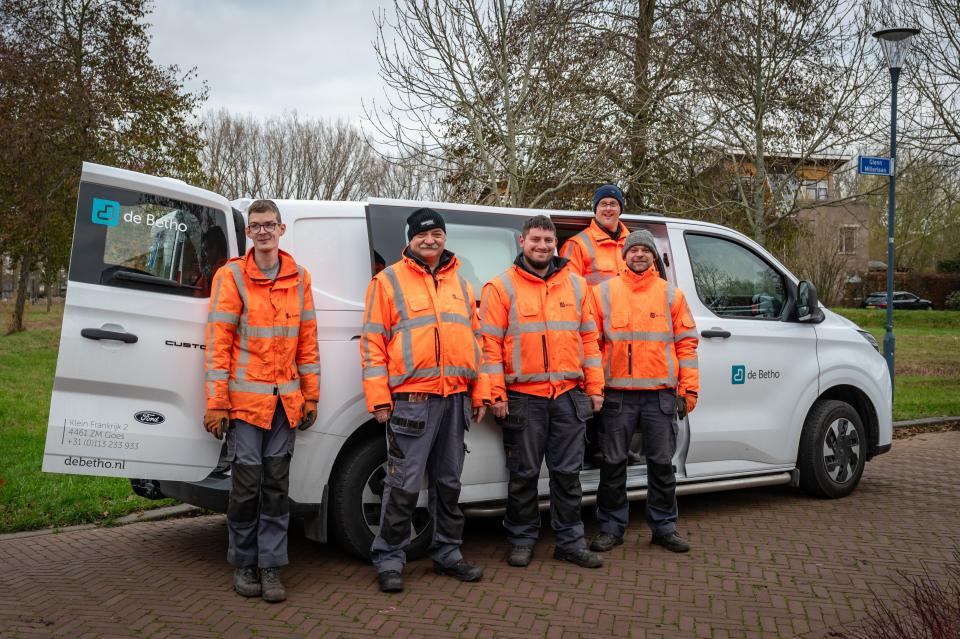 Medewerkers van De Betho bij de werkbus in werkleding