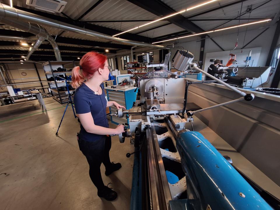 Productiemedewerker techniek aan een kunststof machine