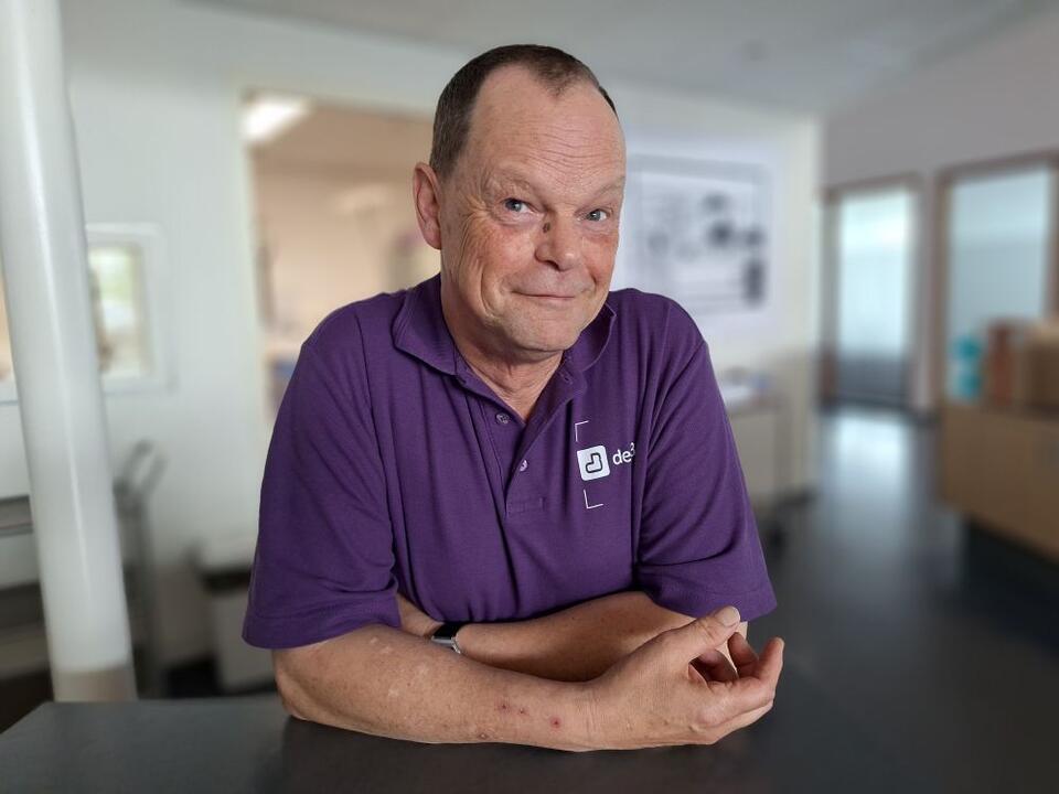 gastheer met een glimlach
